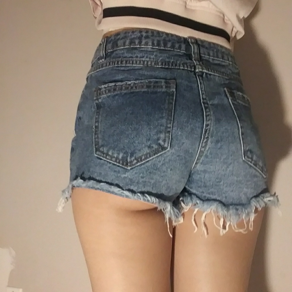 Embroidered ripped shorts